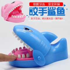 整人玩具咬手小鲨鱼英文版（无灯光音乐）粉红，浅蓝混装