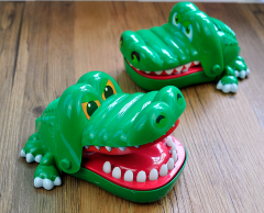 爆款 大号咬手指鳄鱼玩具 桌面互动整人玩具  鳄鱼款
